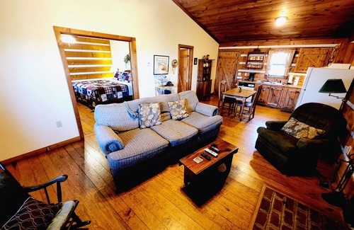 Gatlinburg - Pigeon Forge Cabin | B's Nest a Private & Clean w Mtn Views & Hot Tubs!