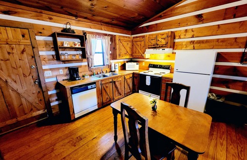Gatlinburg - Pigeon Forge Cabin | B's Nest a Private & Clean w Mtn Views & Hot Tubs!
