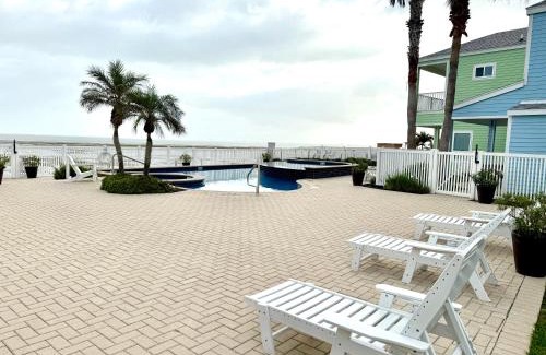 Port Isabel House | Bayfront Cottage- Pool - Hot Tub - Close to Beach