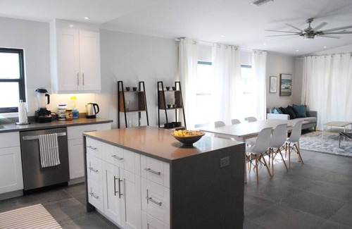 Naples Park House | Beach Oasis w/screened in porch, incl beach gear, 15min walk to beach