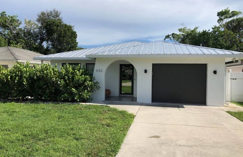 Naples Park House | Beach Oasis w/screened in porch, incl beach gear, 15min walk to beach