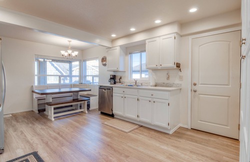 Seaside House | Beach Street Getaway, Charming 4 Bedroom Ocean View Home- Close to Seaside Beach