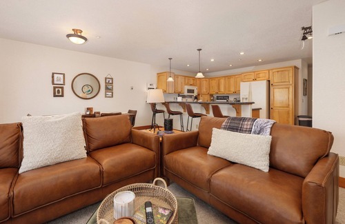 Grand Lake Condo | Beacon Landing Condo! - Luxurious Quality w/Marina Right Outside - Lakefront on Lake Granby
