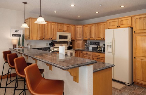 Grand Lake Condo | Beacon Landing Condo! - Luxurious Quality w/Marina Right Outside - Lakefront on Lake Granby