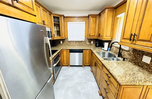 Victoria Park House | Beautiful 3 Bedroom 3 Bath Home w/Pool Access