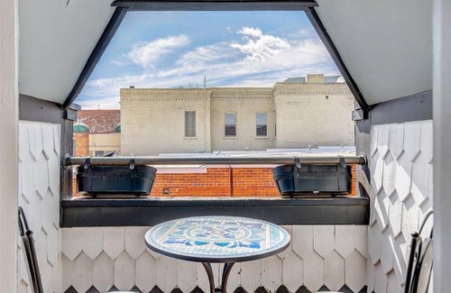 Uptown Apartment | Best hidden gem in Denver! Heart of Cap Hill!!