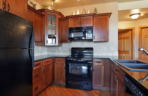 Estes Park Condo | Bighorn Mountain 19B - 2 Br Condo-Lake/Mountain Views!