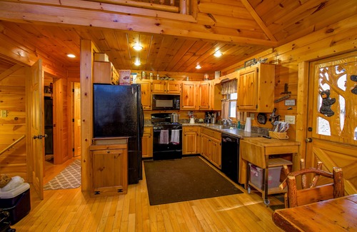 Foxfire Estates Cabin | Black Bear Lodge - First Class Mtn Top Cabin w/Hot Tub and Fantastic Views!