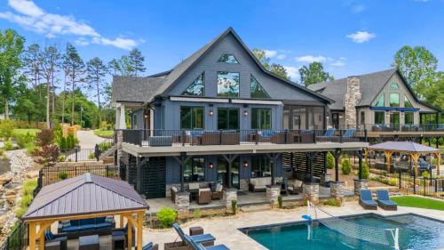 Lake Norman of Catawba House | Blue Heron Gray Fox by AvantStay 2 Lakefront Homes Sleeps 44 Pool Dock Theater