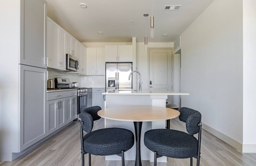 Del Valle Apartment | Blueground | Del Valle, pool, nr McKinney Falls