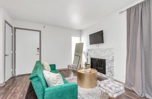 Astrodome Apartment | Boutique Oasis Smart Hub with Free Parking, Pool, Gym