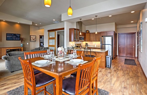 Manson Condo | Breezy Lake Chelan Condo w/Pool & Hot Tub Access!