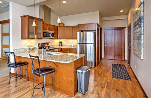 Manson Condo | Breezy Lake Chelan Condo w/Pool & Hot Tub Access!