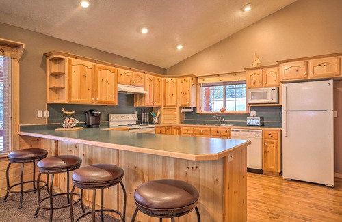 Meadow View Heights Cabin | Bright & Cozy Duck Creek Cabin w/Grill & Fire Pit