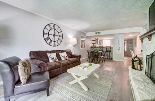 Gatlinburg Apartment | Bright Gatlinburg Condo Less Than 1 Mi to Main Strip!
