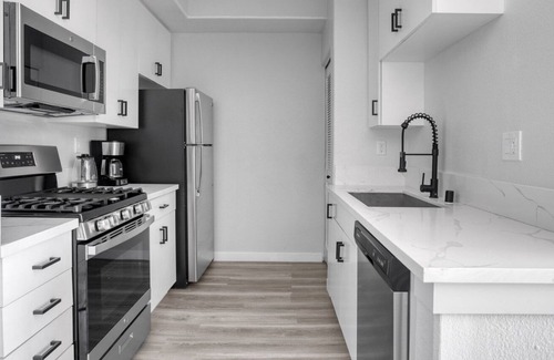 Mar Vista Apartment | Bright Mar Vista 2BR w/ W/D, nr Venice Beach, by Blueground