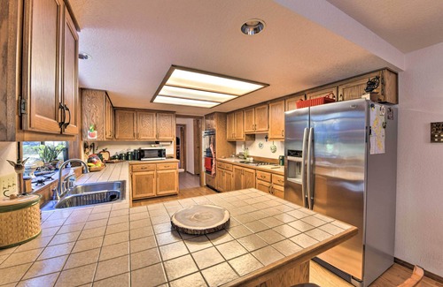 Camano Island House | Camano Island Family House w/Hot Tub & Deck!