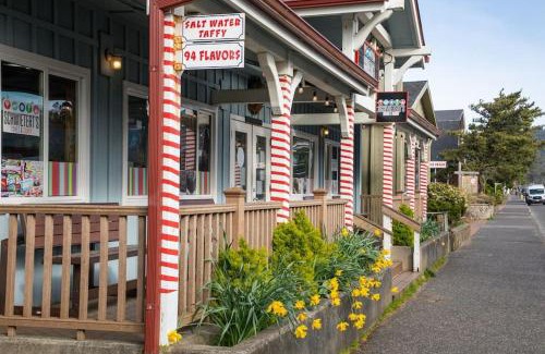Tolovana Park House | Cannon beach vibes, steps to the beach,WIFI,3 full bedroom en suites with 3 fireplaces,Near Downtown