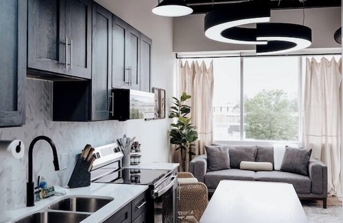 Montgomery Apartment | Capitol View 2BR | Luxury + WiFi & Rain Showers