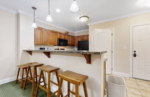 Gatlinburg Condo | Central condo with private balcony, free attraction tickets, & pool/hot tub