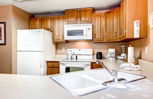 North Park City Condo | Centrally-located Park City condo w/a shared pool, hot tub, & firepit