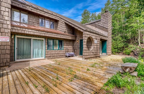 Brian Head Condo | Charming, cabin-like setting with great mountain views and ski access!