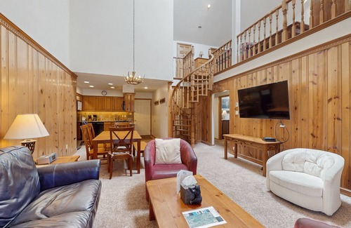 Angel Fire Condo | Charming condo sweeping views, near sledding & skiing
