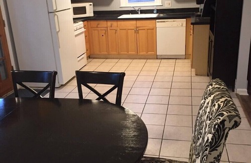 Narragansett House | Clean and Bright Beach House 5 Minutes to Beach, Steps to River