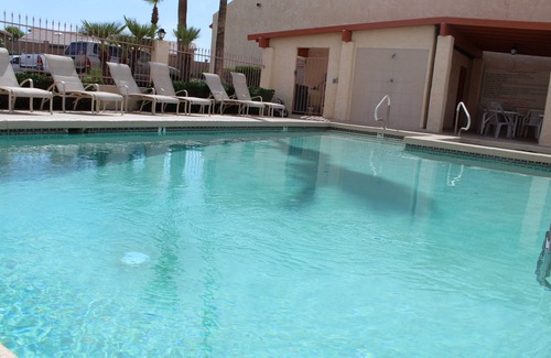 Lake Havasu City Condo | Clean and Comfy! Close to Lake+ London Bridge 2bdrm 2 Bth Kitchen, Pool+Hot Tub