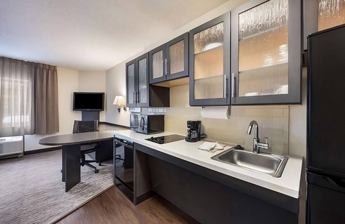 Northeast Heights Hotel | Comfortable Stay with Easy Access to City Highlights! Pets Allowed, Full Kitchen