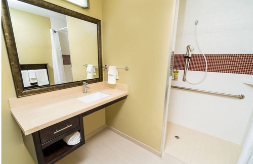 Newark Condo | Condo ∙ 2 bedrooms ∙ 5 guests
