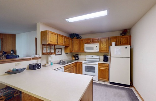Mountain House Condo | Conveniently Located Condo with Shared Pool, Hot Tub - Walk to Slopes