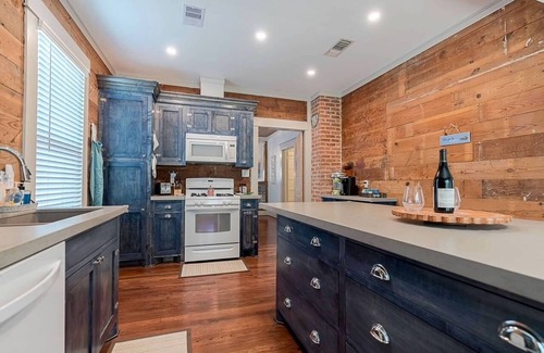 San Jacinto House | Coral Cottage, 3BR House - Within Sight of the Beach