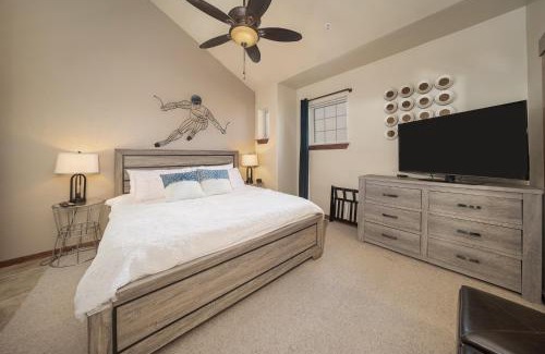 Fraser Apartment | Cozens Pointe B-301 condo