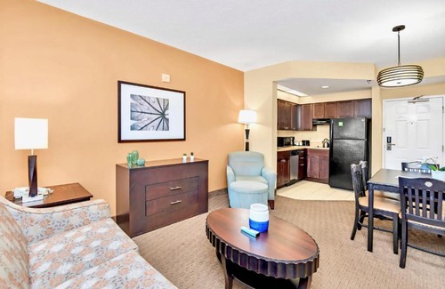Florida Central Atlantic Coast Apartment | Cozy 1BR Apt with 2 Queens - Pool & Hot Tub - Near Disney
