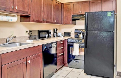 Florida Central Atlantic Coast Apartment | Cozy 1BR Apt with 2 Queens - Pool & Hot Tub - Near Disney