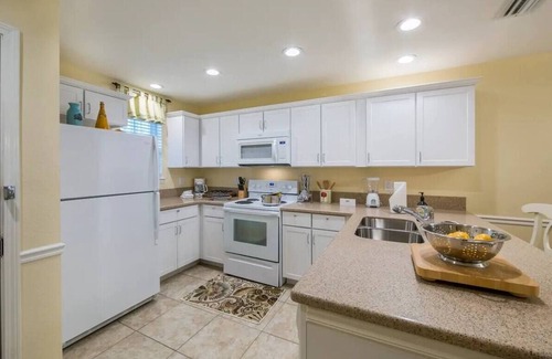 Flint Apartment | Cozy 2-bedroom apartment with AC, fitness room and WiFi in welcoming Flint