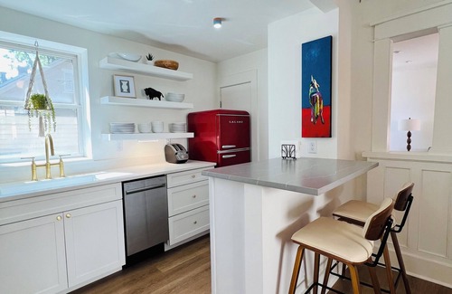 Downtown House | Cozy 2-bedroom bungalow in downtown Boulder with private parking,WiFi & AC