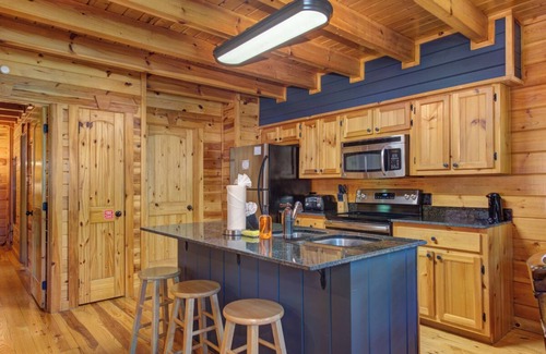 White Oak Lodge Cabin | Cozy 3BD Cabin w/Hot Tub + Pool Access! Near TOWN