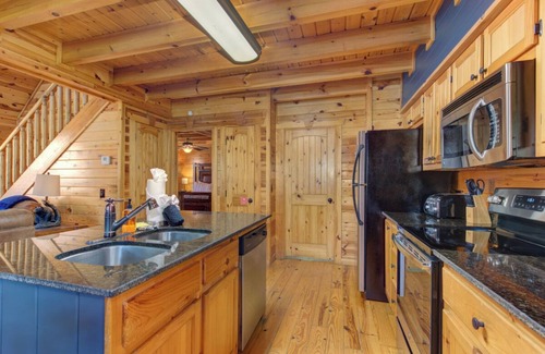 White Oak Lodge Cabin | Cozy 3BD Cabin w/Hot Tub + Pool Access! Near TOWN