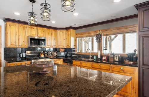 Charleston House | Cozy, 4-bedroom lake house 5 minutes from the beach and boat launch.