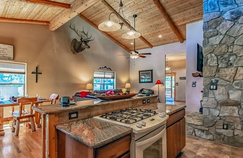Alto Cabin | Cozy Knotty and Nice, 4 bedrooms, Game Room, Views, Sleeps 10