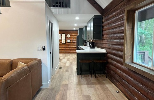 Bellevue Apartment | Cozy log cabin, 25 mins to Broadway