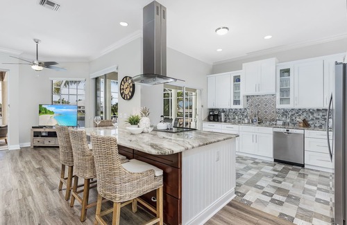 Pelican House | Custom Heated Pool, Intersecting canal views with gulf access! - Villa Sunshine & Unwind - Roelens