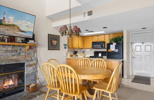 Gatlinburg - Pigeon Forge Condo | Deer Ridge Mountain Resort D301 | Mtn Views & Indoor/Outdoor Pools!