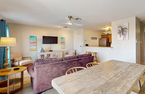 Corpus Christi Condo | Dog-friendly Condo with Pool & Free WiFi - Walk to the Beach