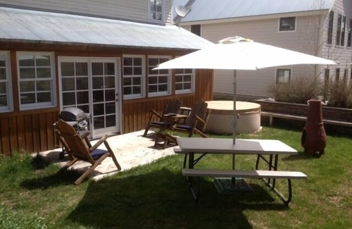 Crested Butte Apartment | DOWNTOWN. 1 block to everything. Walk. Hot Tub. Clean. Check out the reviews.