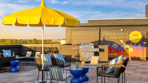Historic Edgefield House | Dual Bachelor Pads w Rooftop Lounge Games Sleeps 26 5 Min to Broadway
