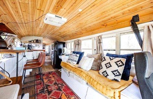 Grandview House | Eccentric Converted Bus, Perfect for a Tennessee Vacation