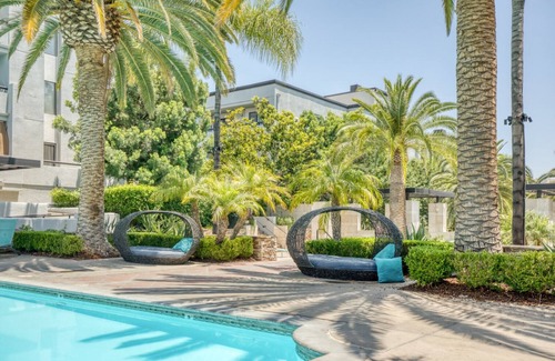Downtown Burbank Apartment | Elegant Burbank 1BR w/ BBQ, Gym & Pool, near TJ & WF, by Blueground